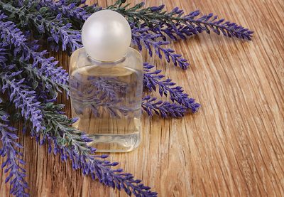 Organic cosmetic in bottle and lavender flowers on wooden 精油洗髮精